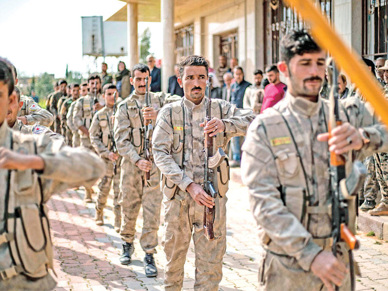 استعراض كردي في جنازة مقاتل عربي بالقامشلي (أ ف ب)