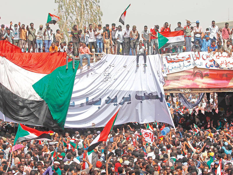  متظاهرون يحتفلون بالإطاحة بالبشير في الخرطوم أمسt(أ ف ب)