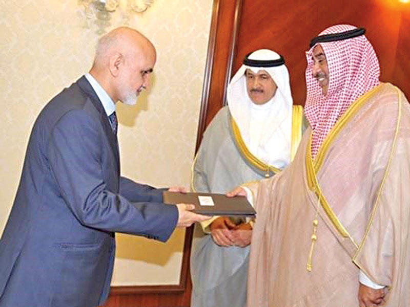 الخالد يتسلم نسخة من أوراق اعتماد سفير أفغانستان الجديد 