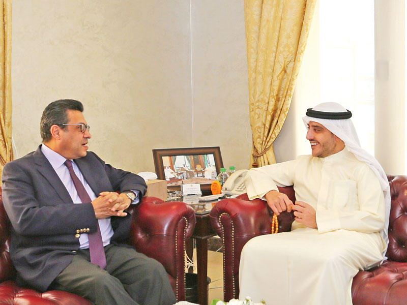 أحمد الناصر خلال استقباله السفير المصري 