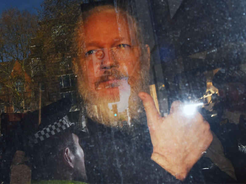 أسانج لدى وصوله إلى المحكمة بلندن أمس (أي بي آي)n