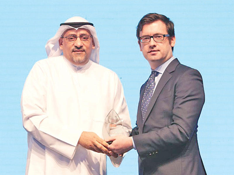 عيسى الكوهجي يتسلم الجائزة 