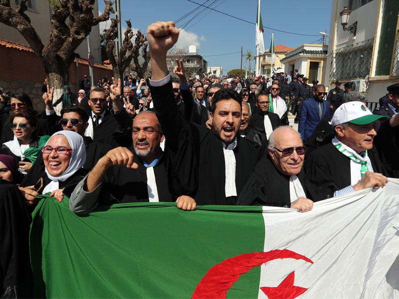 محامون وقضاة جزائريون يتجمعون في مظاهرة من أجل استقلال القضاء خارج مقر وزارة العدل في الجزائر العاصمة