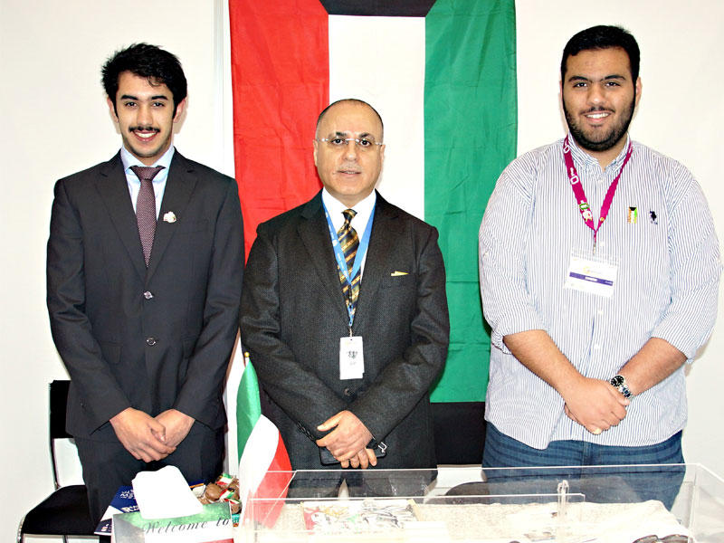 مندوب الكويت الدائم لدى الأمم المتحدة والمنظمات الدولية الأخرى في جنيف السفير جمال الغنيم يتوسط المشاركين الكويتيين في معرض جنيف الدولي للاختراعات خالد الكوح وعبد الرحمن الجاسم