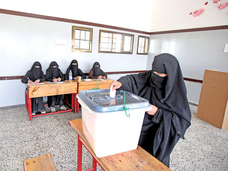 يمنية تدلي بصوتها داخل لجنة انتخابية لسد شغور مجلس الحوثي في صنعاء أمس t(رويترز)