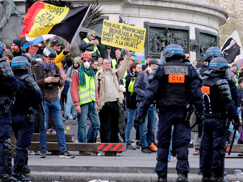 رجال شرطة مكافحة الشغب خلال مظاهرة دعت إليها حركة السترات الصفراء