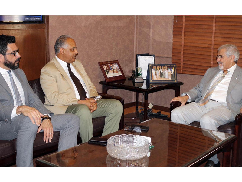 رئيس مجلس ادارة جمعية الهلال الاحمر الكويتي الدكتور هلال الساير خلال لقائه رئيس البعثة الإقليمية للجنة الدولية للصليب الأحمر بمنطقة دول مجلس التعاون الخليجي يحيى العليبي