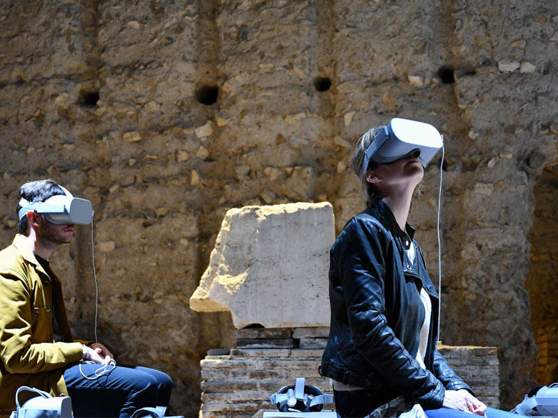 يستخدم الزوار نظارات الواقع الافتراضي أثناء جلوسهم في أول قصر في عهد الإمبراطور رومان نيرو