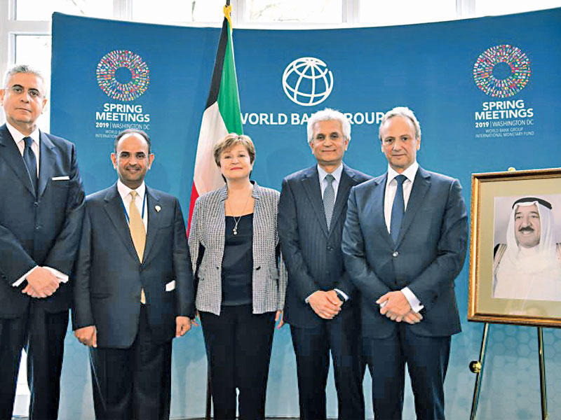 جانب من المشاركين في إعلان تكريم الأمير من البنك الدولي