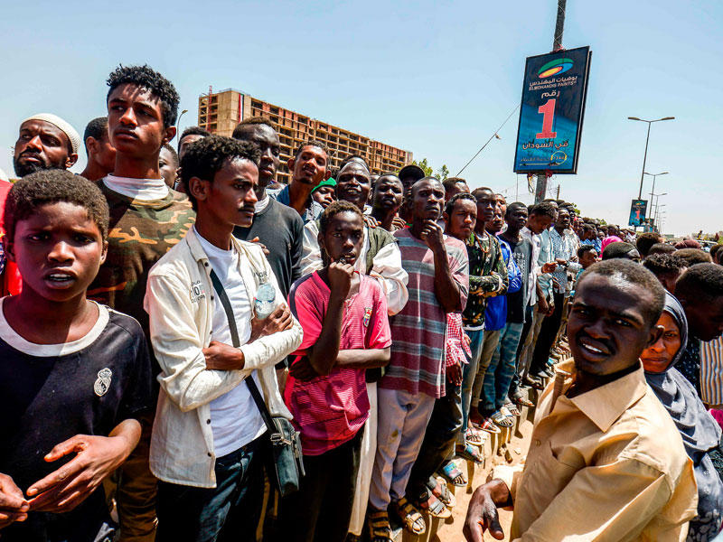 سودانيون يطالبون بهيئة مدنية لقيادة عملية الانتقال خارج قيادة الجيش في الخرطوم أمس t(أ ف ب)