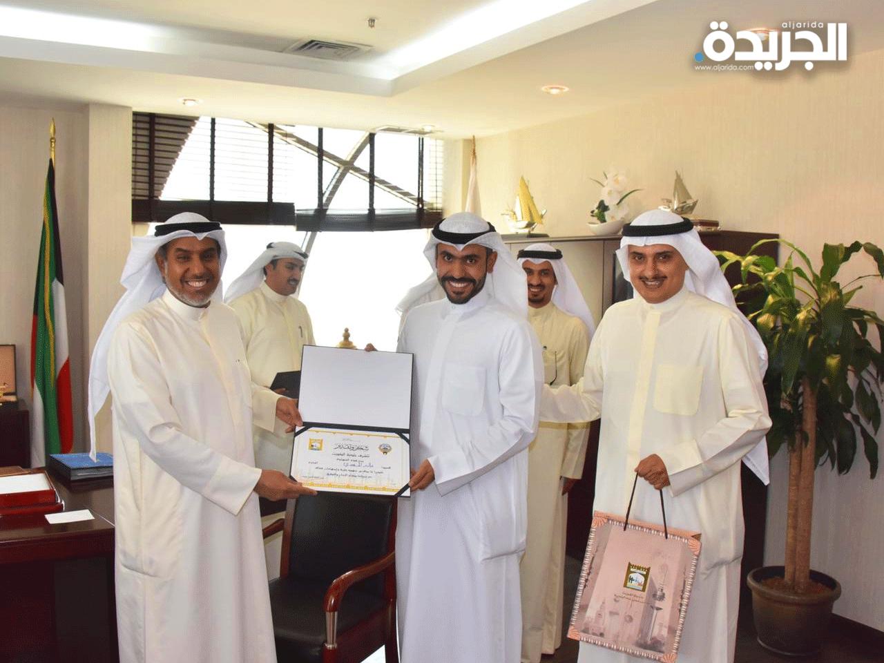  وزير الأوقاف والشؤون الإسلامية وزير الدولة لشؤون البلدية فهد الشعلة يكرم فريق التواصل الاجتماعي بالبلدية