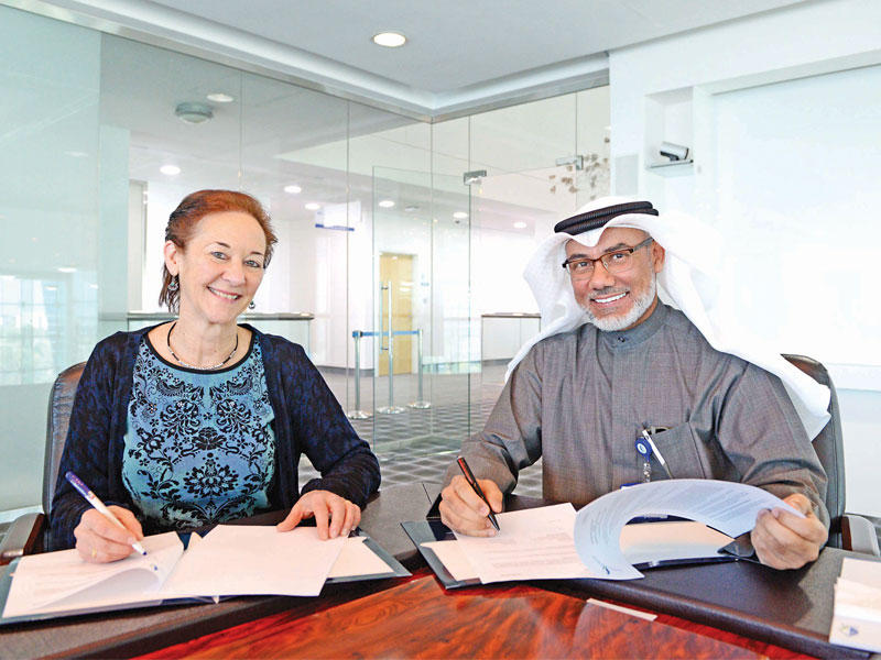 جانب من توقيع الاتفاقية