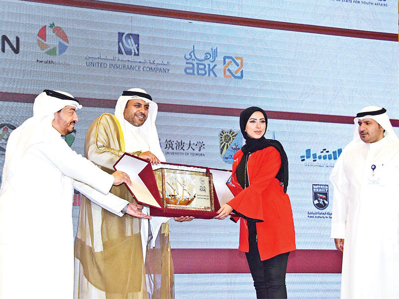 نوف العجمي تتسلم درع شكر من وزير الإعلام وزير الدولة لشؤون الشباب محمد الجبري