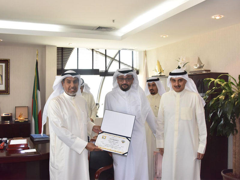 الشعلة والمنفوحي خلال تكريم فريق التواصل الإلكتروني في البلدية