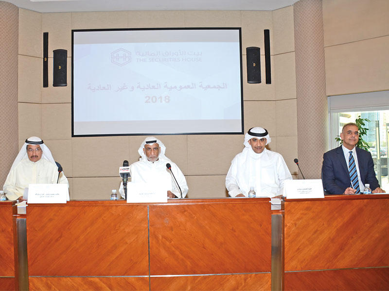 جانب من عمومية شركة بيت الأوراق المالية أمس