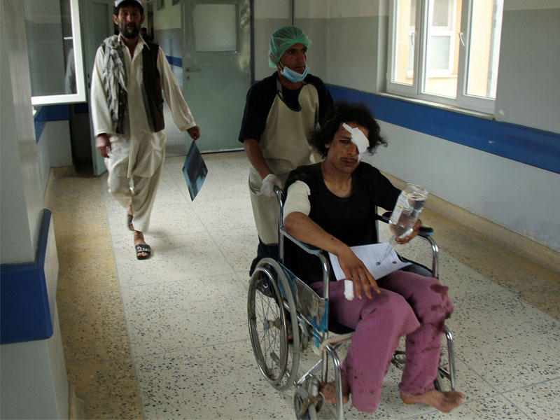 رجل أفغاني مصاب يتلقى العلاج في مستشفى بعد يوم واحد من بدء الهجوم الربيعي لطالبان