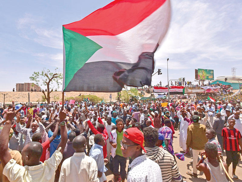 سودانيون معتصمون قرب مقرّ القيادة العامة في الخرطوم أمسt(أ ف ب)