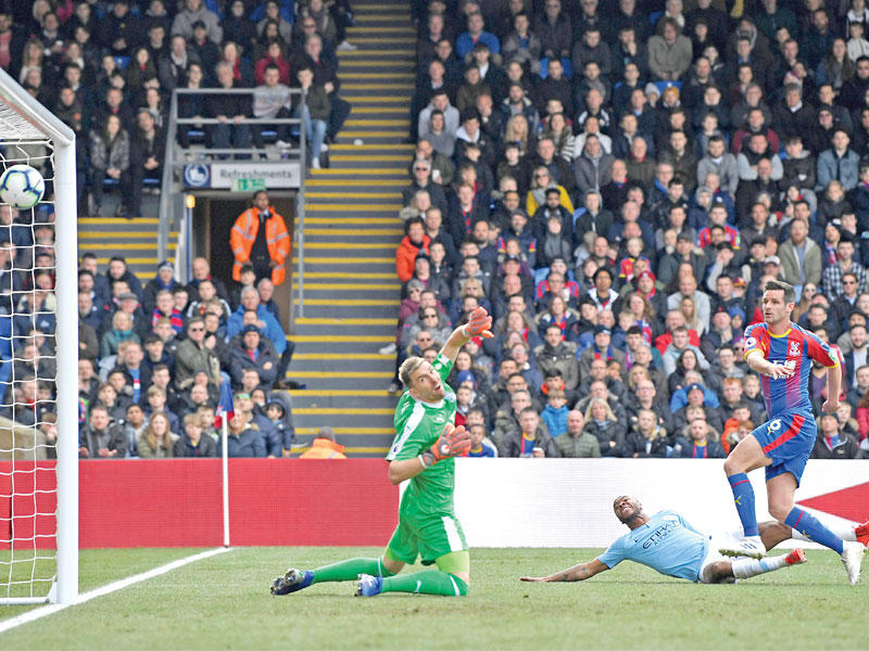 ستيرلنغ نجم مانشستر سيتي يحرز الهدف الأول 