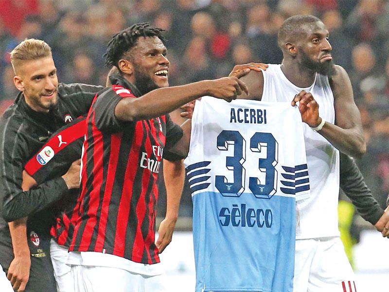 كيسييه وباكايوكا لاعبا ميلان يحملان قميص ايتشيربي لاعب لاتسيو باستهزاء وذلك رداً على تصريحاته التي انتقص فيها من فريق الروسونيري