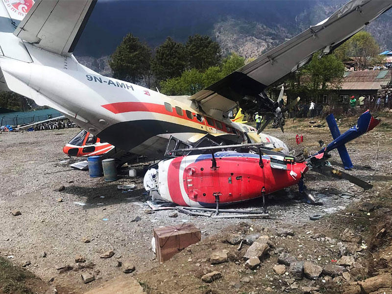 طائرة بعد أن اصطدمت بمروحيتين أثناء إقلاعها في مطار لوكلا