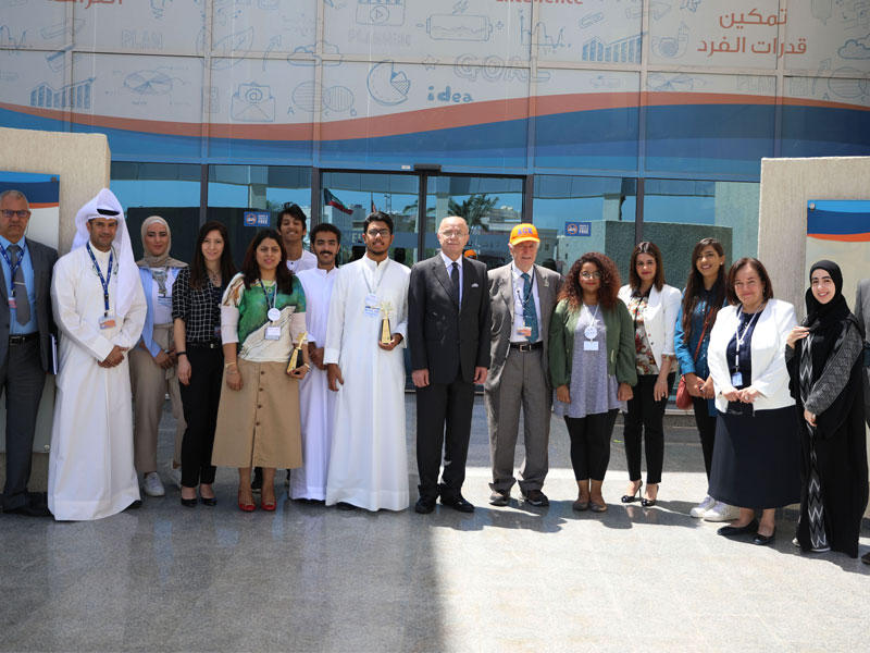 صورة جماعية للطلبة الفائزين في مسابقة «إنجاز»n