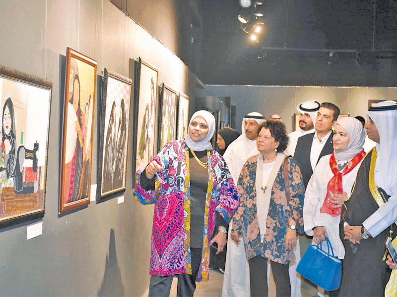 الدويش مستمعاً لشرح العطية