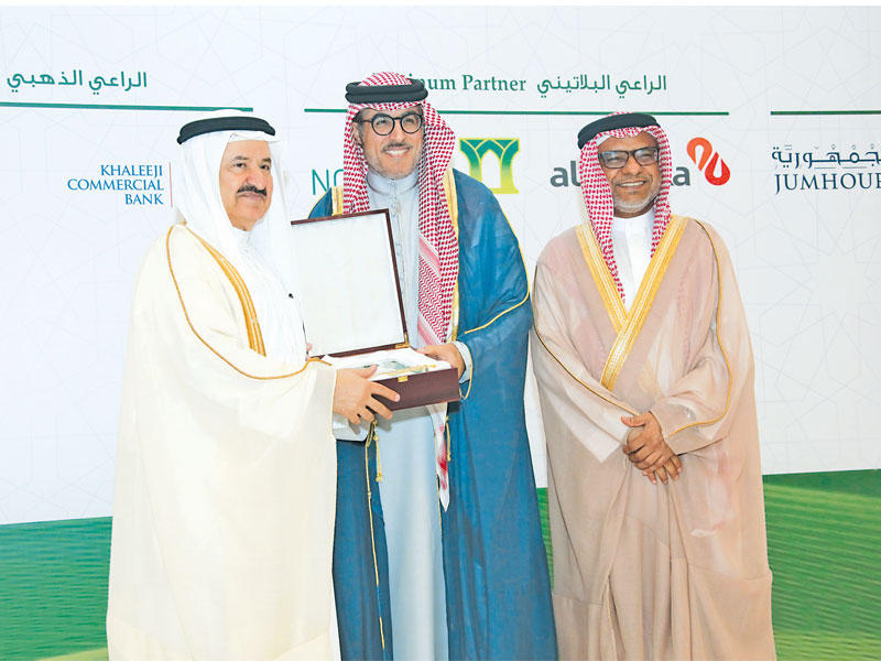 عبدالحكيم الخياط متسلماً درع التكريم