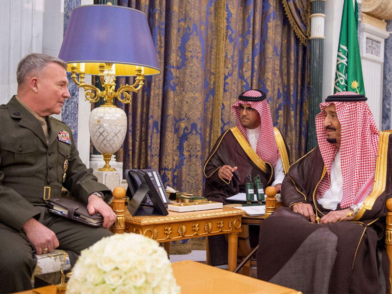 الملك سلمان مستقبلاً قائد القيادة المركزية الأميركية في الرياض أمس (واس)