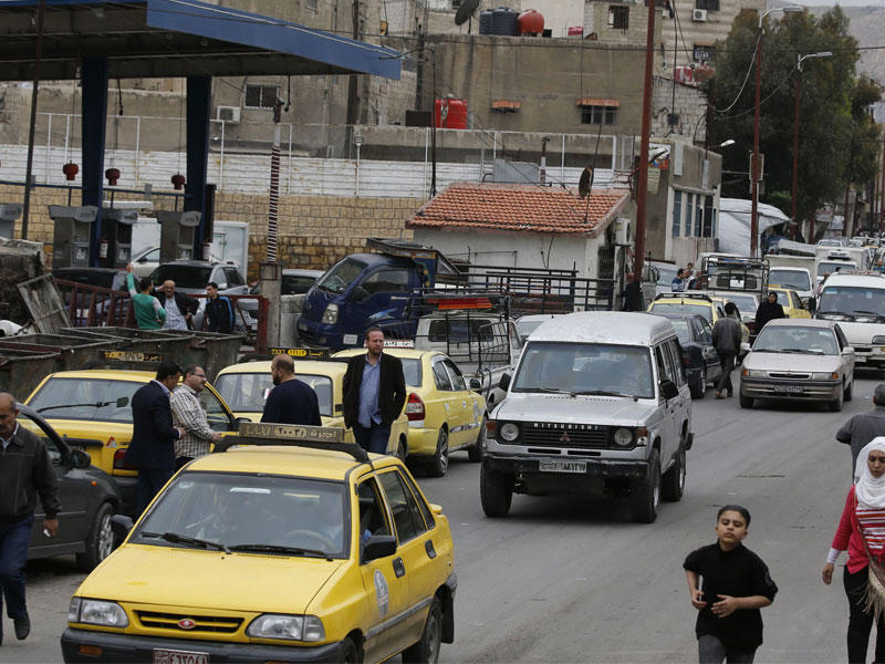 طابور السائقين للبنزين أمام محطة بنزين في العاصمة السورية دمشق
