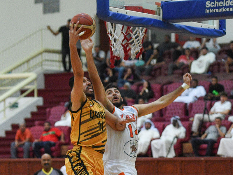 صراع تحت السلة في لقاء القادسية وكاظمة