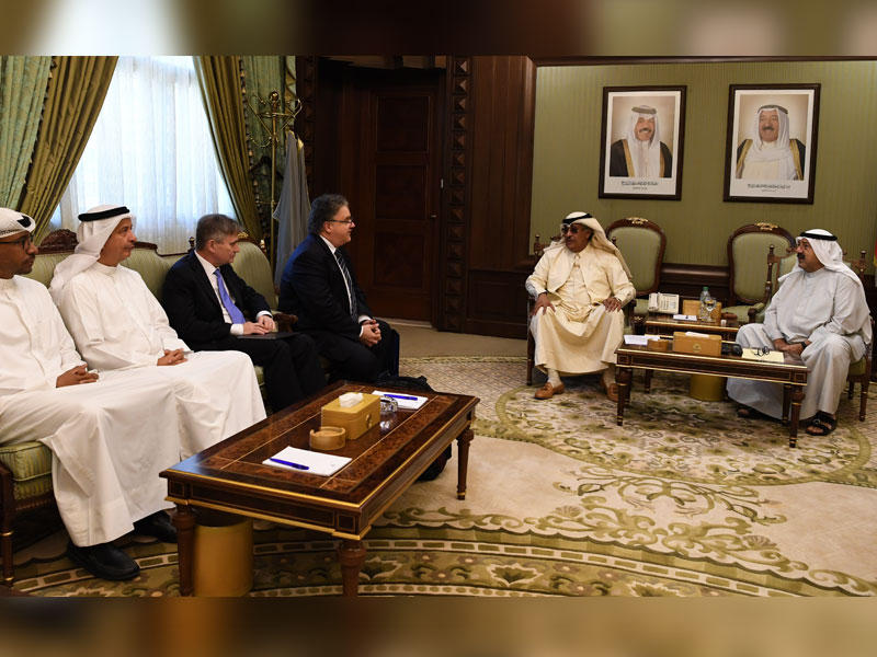 ناصر الصباح مستقبلاً وفد منظمة التعاون الاقتصادي والتنمية