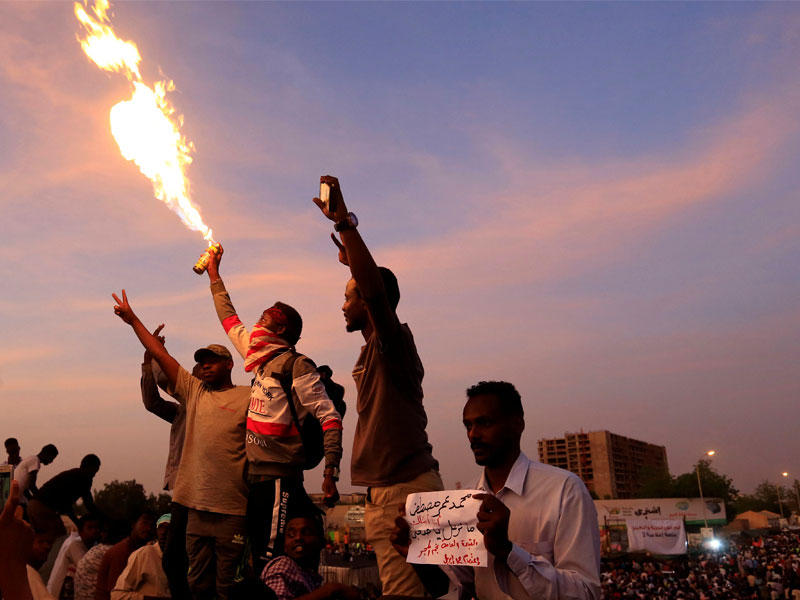 متظاهرون في «اعتصام القيادة» بالخرطوم أمس الأول (رويترز)n