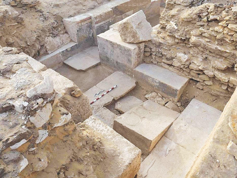 المقبرة من الخارج