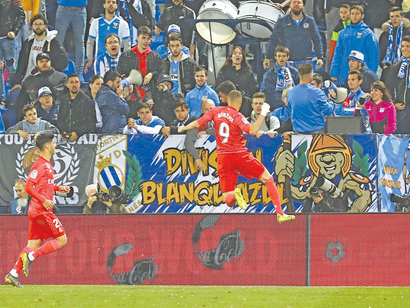 بنزيمة نجم ريال مدريد يحتفل بهدفه في مرمى ليغانيس