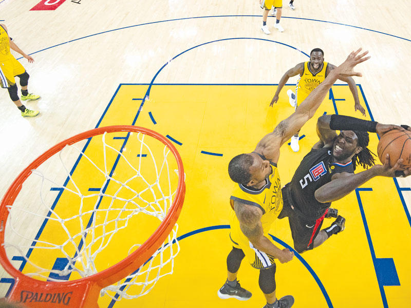 هاريل نجم كليبيرز في محاولة أمام سلة ووريرز