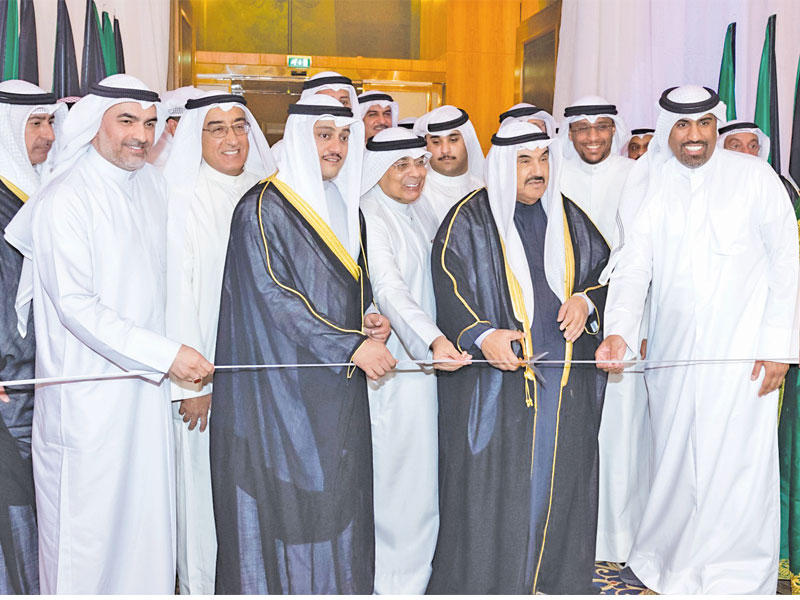 ناصر المحمد أثناء افتتاح معرض مسابقة الكويت للعلوم والهندسةn