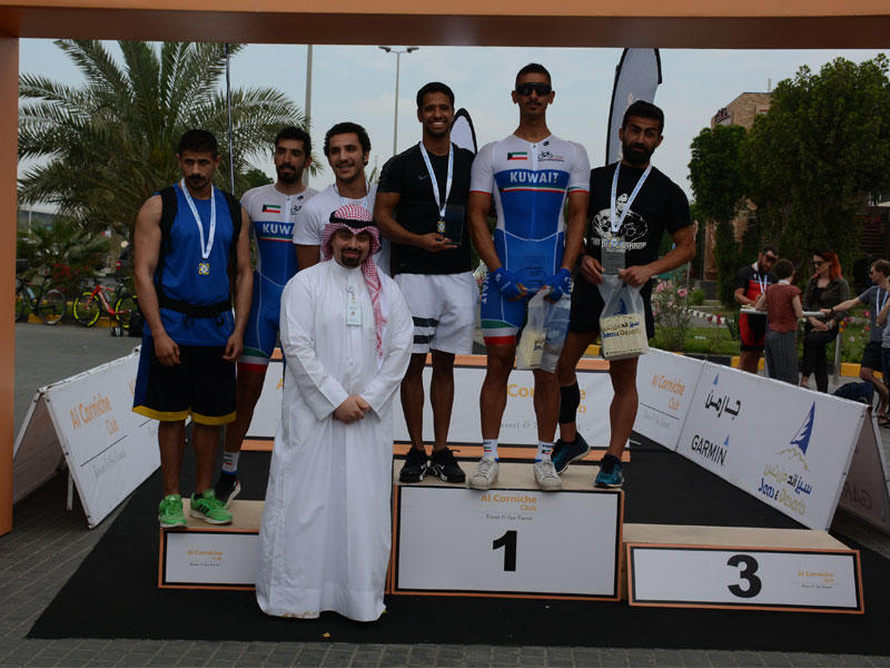 عبدالله القطان مع الفائزين بالمراكز الأولى