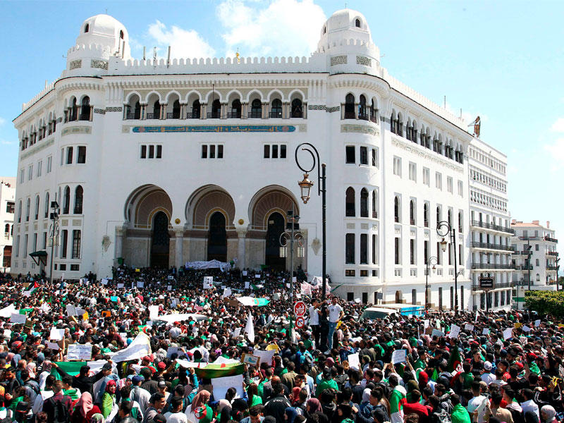 طلاب يتظاهرون وسط العاصمة الجزائر أمسt(أ ف ب)