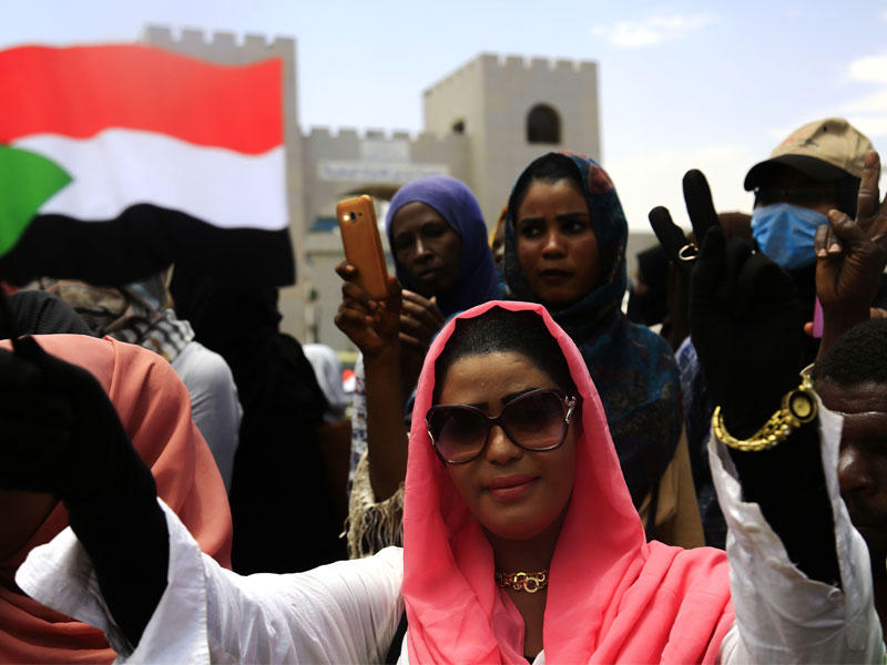 سودانيات يشاركن في «اعتصام القيادة» وسط الخرطوم أمسt(أ ف ب)
