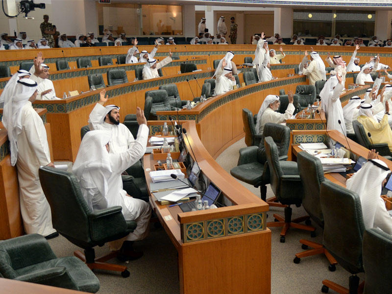 موافقة برفع الأيدي في جلسة أمس (تصوير عبدالله الخلف)