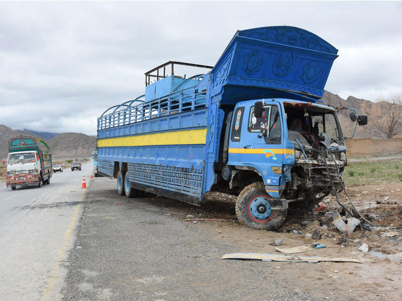 شاحنة اصطدمت وجها لوجه مع سيارة ركاب في ماستونج ، باكستان
