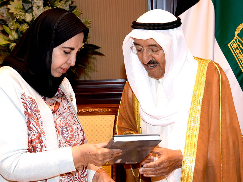 صاحب السمو يتسلم كتاباً مهدى من سعاد الصباح أمس