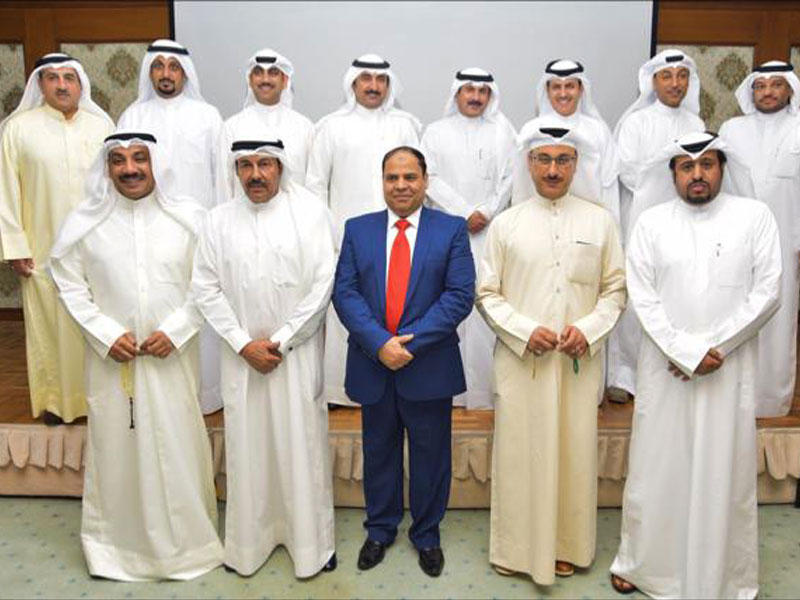 المكراد متوسطاً الإعلاميين المكرمين