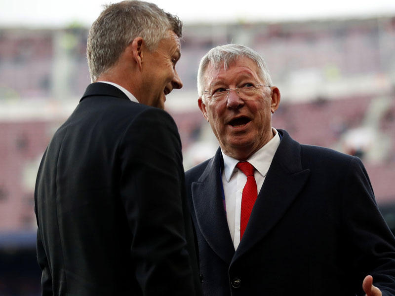 السير أليكس فيرغسون وسولشاير قبل بداية المباراة