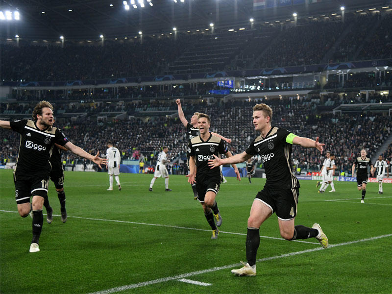 دي ليخت نجم أياكس يحتفل بهدفه في مرمى يوفنتوس