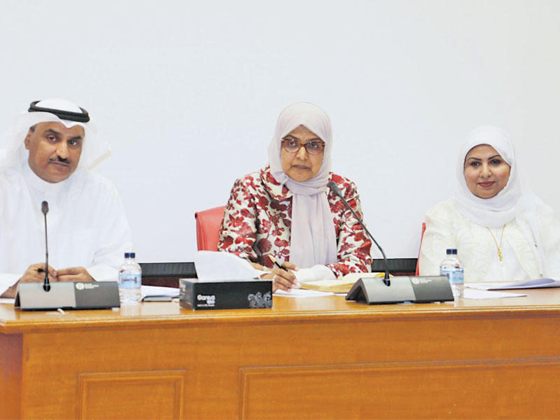 الحربي خلال اجتماعه بالفريق الوطني لمشروع المقصف الصحي أمس