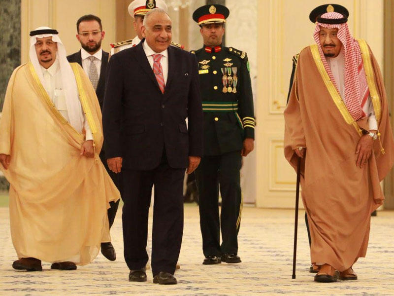 الملك سلمان مستقبلاً عبدالمهدي أمس  (رويترز)