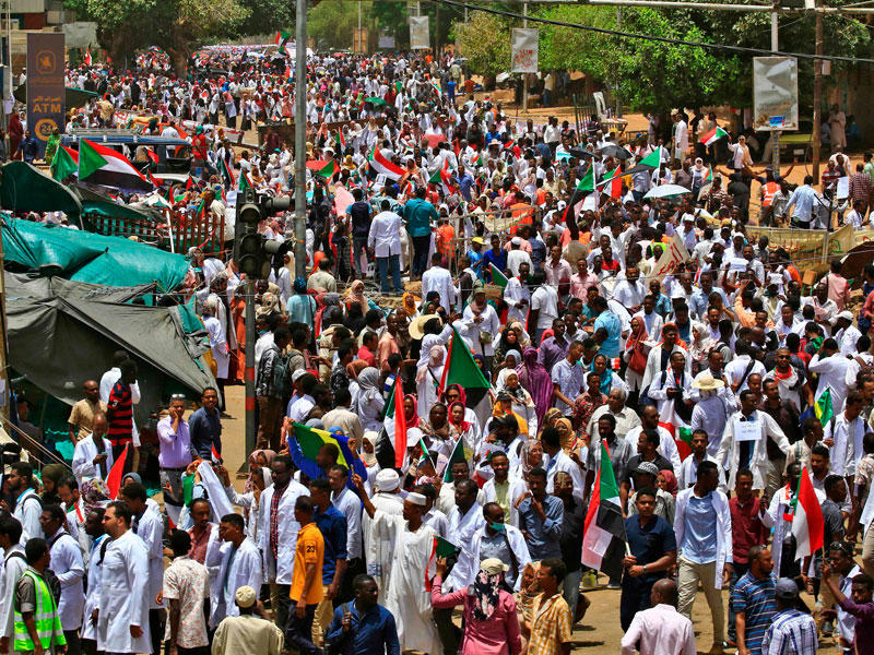أطباء سودانيون ومدنيون يتظاهرون لليوم الـ 12 أمام مقر القيادة العامة في الخرطوم أمسt(أ ف ب)