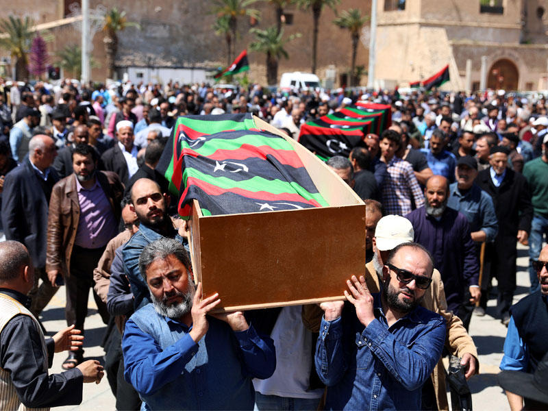  ليبيون يشيعون أحد ضحايا القصف بساحة الشهداء في طرابلس أمس (رويترز)