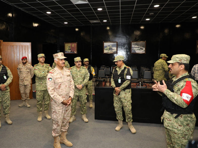 الخضر يستمع إلى إيجاز عن مراحل التمرين أمس